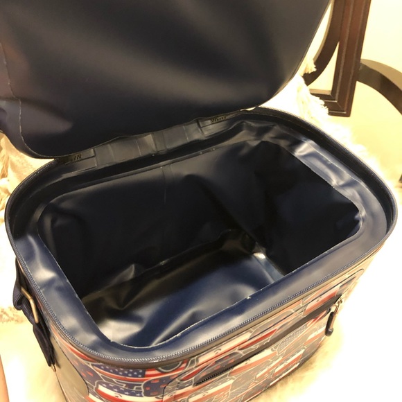 Vineyard Vines 12 Can Whale American Flag Cooler - Picture 7 of 7